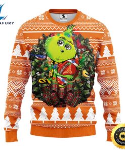 Texas Longhorns Grinch Hug Christmas Ugly Sweater 1 kvepaa.jpg