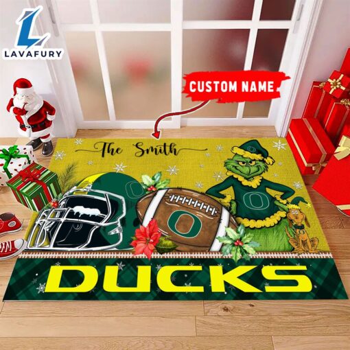 NCAA Oregon Ducks Grinch And Max Christmas Welcome Football Doormat – Custom Name